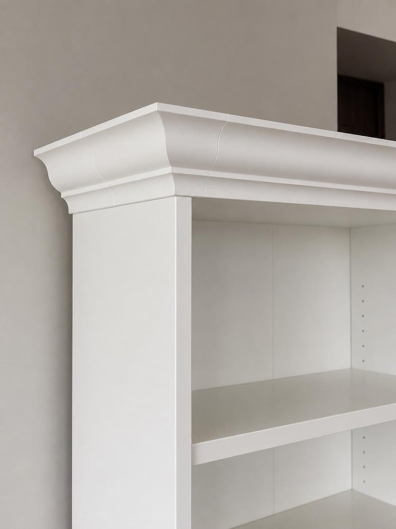 Detail of the classic white FURNIX3D crown molding on a BILLY bookcase